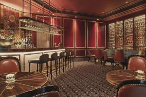 Area lounge atau bar di Four Seasons Hotel Jakarta