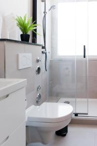 Et badeværelse på Moderne Maisonette Ferienwohnung mit Gartenzugang, nur 7 Gehminuten zum Strand, Parkplatz & Fahrradunterstellplatz + 30 billeder