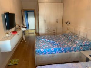 ein kleines Schlafzimmer mit einem Bett und einem TV in der Unterkunft I&S Apartment 1 in Golem