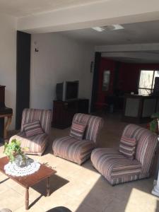 Sala de estar con 2 sofás y mesa de centro en Aparthotel Continental en San Miguel de Tucumán