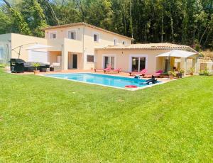Bazén v ubytovaní Charmante villa avec piscine au calme, 6 personnes alebo v jeho blízkosti