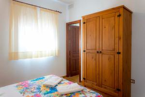 A bed or beds in a room at Lagar del Chorro junto Caminito del Rey Piscina y Baloncesto