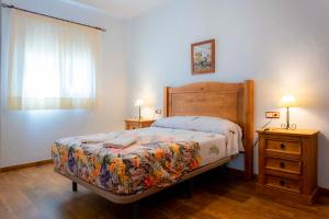 A bed or beds in a room at Lagar del Chorro junto Caminito del Rey Piscina y Baloncesto Még 37 kép