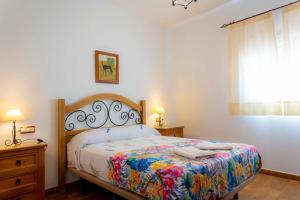 A bed or beds in a room at Lagar del Chorro junto Caminito del Rey Piscina y Baloncesto