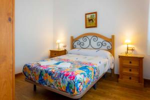 A bed or beds in a room at Lagar del Chorro junto Caminito del Rey Piscina y Baloncesto