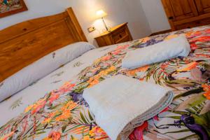 A bed or beds in a room at Lagar del Chorro junto Caminito del Rey Piscina y Baloncesto