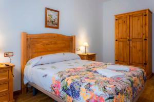 A bed or beds in a room at Lagar del Chorro junto Caminito del Rey Piscina y Baloncesto