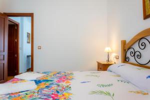 A bed or beds in a room at Lagar del Chorro junto Caminito del Rey Piscina y Baloncesto