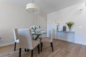 ein Esszimmer mit Tisch und Stühlen in der Unterkunft The Terraces Luxury Penthouses, 3D in Santa Cruz de Tenerife