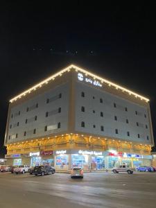 un gran edificio con luces encima en Yanbu Inn Residential Suites, en Yanbu