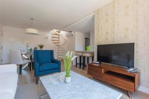 ein Wohnzimmer mit einem großen Flachbildfernseher in der Unterkunft The Terraces Luxury Penthouses, 3D in Santa Cruz de Tenerife