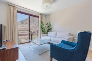 ein Wohnzimmer mit Sofa und Tisch in der Unterkunft The Terraces Luxury Penthouses, 3D in Santa Cruz de Tenerife + 99 Fotos