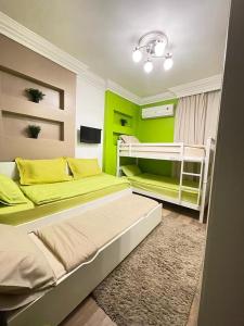 Tempat tidur susun dalam kamar di Luxury Mamoura Alexandria Apartment