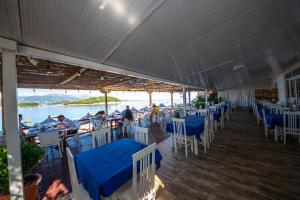 Výhled na řeku, která protéká v blízkosti hotelu