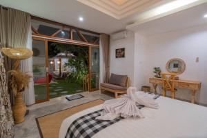 Ein Bett oder Betten in einem Zimmer der Unterkunft Miracle villa Canggu