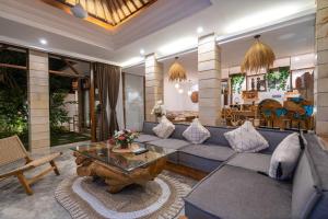 Ein Sitzbereich in der Unterkunft Miracle villa Canggu
