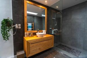 ein Badezimmer mit Waschbecken und Spiegel in der Unterkunft Miracle villa Canggu in Canggu + 13 Fotos