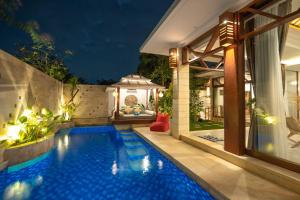 Der Swimmingpool an oder in der Nähe von Miracle villa Canggu