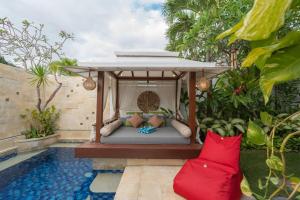 Der Swimmingpool an oder in der Nähe von Miracle villa Canggu