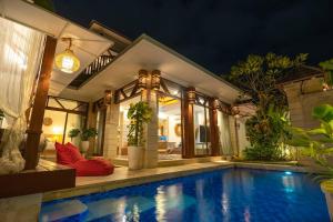 Der Swimmingpool an oder in der Nähe von Miracle villa Canggu