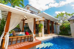 eine Villa mit einem Pool und eine Villa mit einer Villa in der Unterkunft Miracle villa Canggu in Canggu