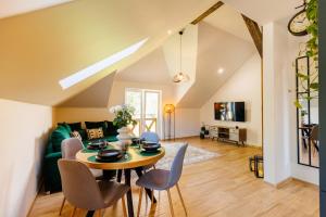 ein Esszimmer und ein Wohnzimmer mit Tisch und Stühlen in der Unterkunft Stylowe apartamenty in Charzykowy + 6 Fotos