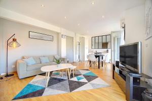 Телевизор и/или развлекательный центр в Le Max et Leo - 600m plage - Verrière côte d'Azur