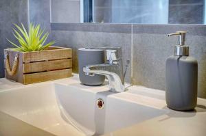 Ванная комната в Le Max et Leo - 600m plage - Verrière côte d'Azur +17 фотографий