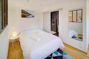 Кровать или кровати в номере Le Max et Leo - 600m plage - Verrière côte d'Azur