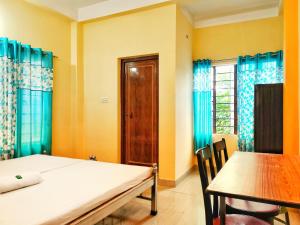 1 dormitorio con 1 cama, mesa y sillas en Ushashee Amidst Nature en Siliguri
