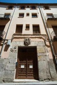 un grand bâtiment avec une porte devant dans l'établissement Apartamento Chantría Lucía, à Teruel