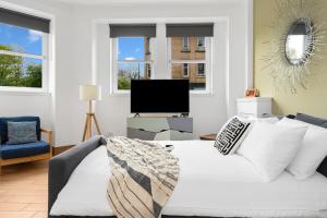 ein Wohnzimmer mit einem Bett und einem TV in der Unterkunft Cozy with Character Lovely Central Apartment in Edinburgh