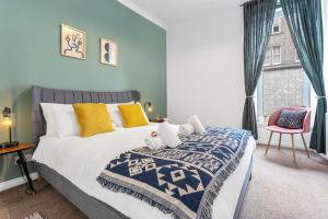 Cozy with Character Lovely Central Apartment tesisinde bir odada yatak veya yataklar