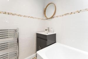 Cozy with Character Lovely Central Apartment tesisinde bir banyo
