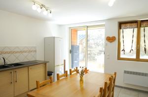Kuchyň nebo kuchyňský kout v ubytování Appartement spacieux avec TERRASSE