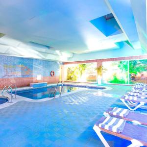 Casa Hibiscus Marbella内部或周边的泳池