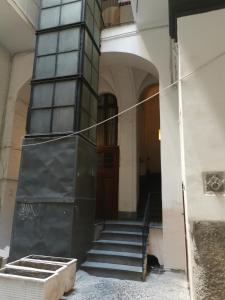 una escalera que conduce a la puerta de un edificio en Royal Boutique Napoli, en Nápoles