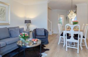 a living room with a couch and a table at Ferienhaus Sylter Sehnsucht in Westerland (Sylt)