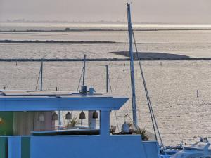 un barco en el agua junto a un cuerpo de agua en Laguna Faro Suites - Adults Only & Free Beach, en Grado