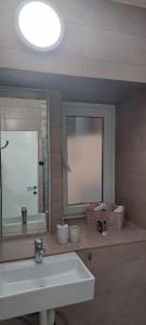 un baño con lavabo y espejo en Apartment Cattaro magico, en Kotor