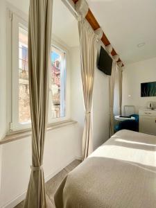 sypialnia z łóżkiem i oknem w obiekcie Ida Old Town Rooms w Dubrowniku