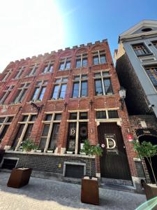 un edificio de ladrillo rojo con un cartel. en D 28, en Brujas