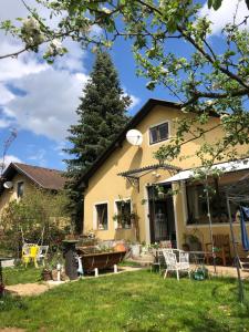 ein Haus mit einem Boot im Hof in der Unterkunft Weinviertelhaus in Ruhelage Haustier Willkommen in Maissau