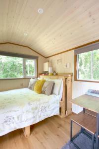 Posteľ alebo postele v izbe v ubytovaní Riverwood Farms Shepherds Hut