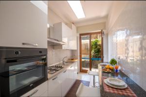 Кухня или мини-кухня в Lily House Amalfi

