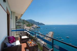 Lily House Amalfi tesisinde bir balkon veya teras