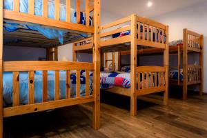 A bed or beds in a room at Lagar del Chorro junto Caminito del Rey Piscina y Baloncesto