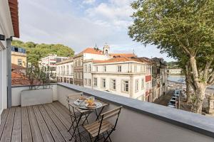 Photo de la galerie de l'établissement Wonderful 2BR Duplex Near River by LovelyStay, à Porto