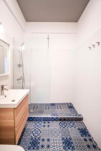 a bathroom with a toilet and a sink and a shower at Ono Aparthotel in Mamaia Sat/Năvodari +38 photos