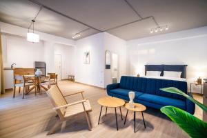 a living room with a blue couch and a bed at Ono Aparthotel in Mamaia Sat/Năvodari